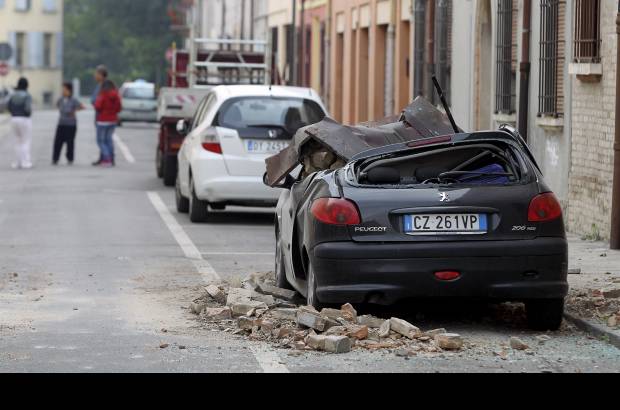Reuters - El terremoto de magnitud 6,0 se produjo a la madrugada italiana e hizo entrar en pánico a miles de personas, que salieron corriendo a las calles mientras una serie de réplicas terminaba de colapsar algunas estructuras.