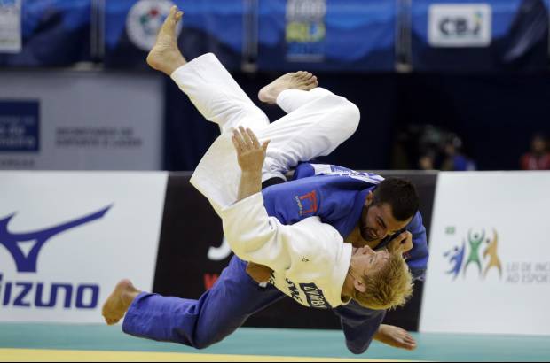 Reuters - Se realiza en Brasil el Mundial de Judo. Ilias Iliadis de Greece (azul) compite contra Joakim Dvarby de Suecia