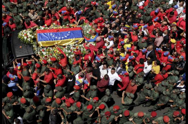 AP - El f&#233;retro de Ch&#225;vez estaba cubierto con la bandera de Venezuela.