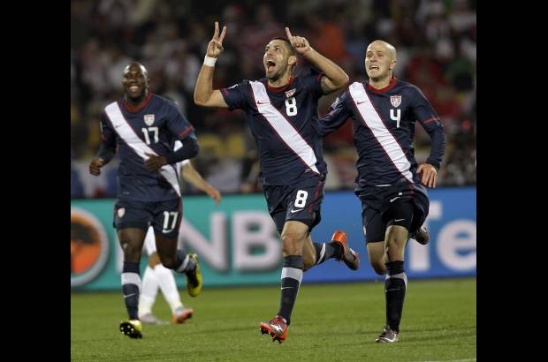 AP - mediocampista Clint Dempsey igual&#243; para los estadounidenses a los 40 con un remate recto desde fuera del &#225;rea que se le escap&#243; de las manos a Green.
