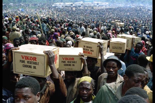Reuters - El 28 de julio de 1994, refugiados ruandeses llevaban suministros de alimentos lejos de un punto de distribución. La matanza en 1994 fue ejecutada por extremistas hutus dirigido a tutsis, pero también hutus moderados que fueron atrapados en la ola de violencia que siguió el derribo fatal del avión que transportaba al presidente de Ruanda, Juvenal Habyarimana.