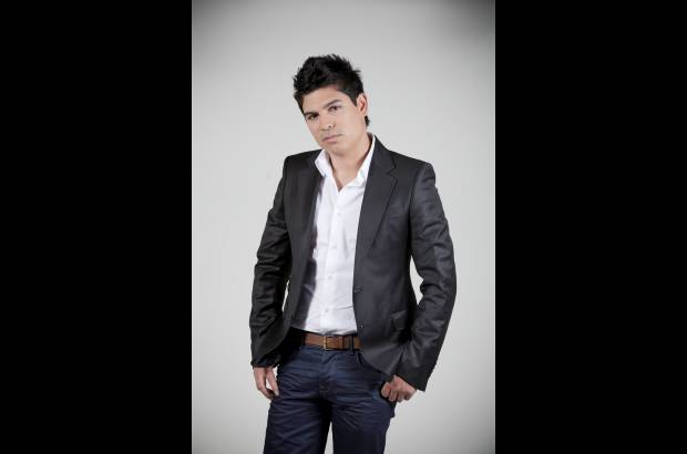 Cortes&#237;a - Angelo Mil&#225;n es bogotano, tiene 30 a&#241;os y es cantautor. Alterna su trabajo entre cantar en lugares p&#250;blicos y atender el negocio que tiene con su esposa. Su motivaci&#243;n en la vida son su esposa y sus dos hijas. La iniciaci&#243;n que tuvo en la m&#250;sica fue emp&#237;rica.