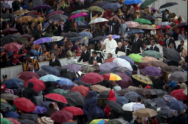 AP - Mientras recorría la plaza en un vehículo abierto, el papa no llevaba paraguas ni otro objeto que lo cubriera en su trayecto.