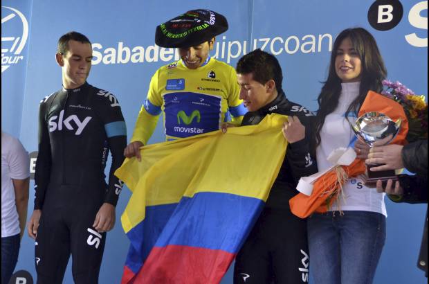 Cortesía Movistar Team - Nairo Quintana y Sergio Luis Henao en la premiación de la Vuelta al País Vasco, los acompaña Richie Porte, segundo lugar en la general.