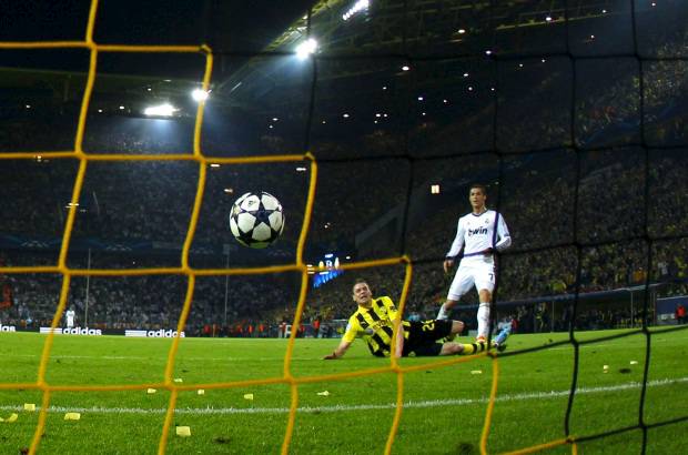 REUTERS - De un saque de banda a favor del equipo blanco llegó un falló de Hummels que acabó con un regalo de Higuaín a Cristiano, que marcó el 1-1.