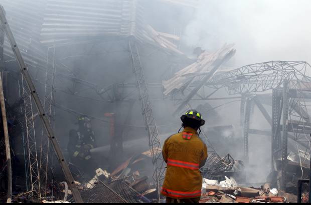 Foto Jaime P&#233;rez - Las autoridades investigan las causas del incendio.