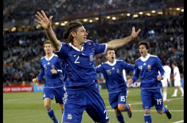 Reuters - El primer gol llegó con un córner que cabeceó Demichelis, la pelota rebotó en Diego Milito y el rebote fue capitalizado por el mismo zaguero del Bayern Múnich, quien la clavo en la red.