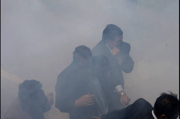 AP - Los uniformados protagonizaron incidentes en los que se vio envuelto incluso el presidente Rafael Correa, quien denunci&#243; intentos de desestabilizar la democracia en Ecuador.