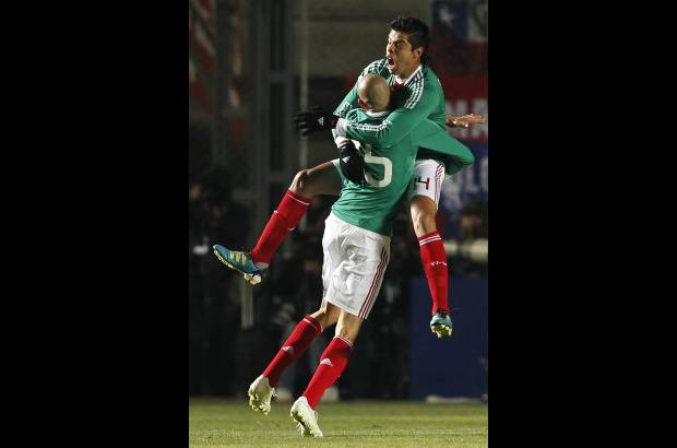 Reuters - Chile, que dominó todo el partido, sufrió un gol a los 40 minutos en una jugada aislada de México que anotó Néstor Araujo.