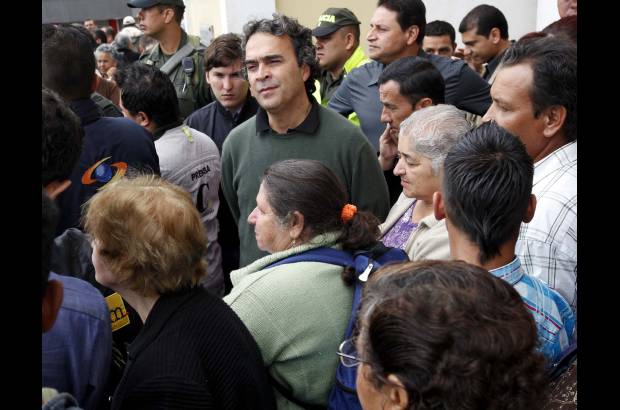 Foto Manuel Saldarriaga, enviado especial - El gobernador de Antioquia, Sergio Fajardo, estuvo en el sepelio.