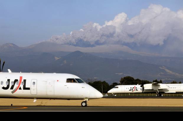 Reuters - La columna de humo que alcanz&#243; m&#225;s de 2.500 metros, oblig&#243; a alterar algunos vuelos regionales.