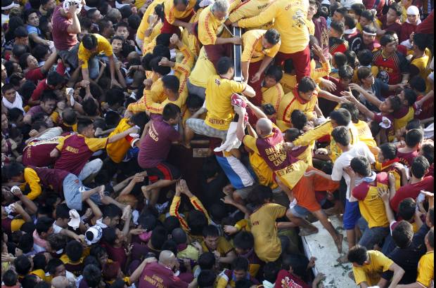 AP - A pesar de la advertencia del Gobierno, unas tres millones de personas salieron a las calles para acompa&#241;ar durante las primeras horas al Nazareno Negro, y seg&#250;n estimaciones oficiales, hasta seis millones a lo largo de toda la jornada festiva.
