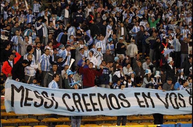 AP - No hubo cuestionamientos como los que abundaron en los d&#237;as previos y en las tribunas se ve&#237;an carteles con inscripciones como &quot;Perd&#243;nalos Messi, no saben lo que dicen&quot; y &quot;Pulga, no est&#225;s s&#243;lo. Nos tienes a nosotros&quot;.