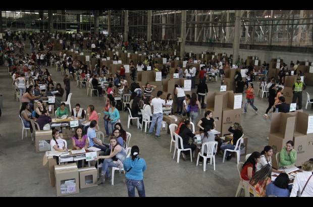 Donaldo Zuluaga - En el Palacio de Exposiciones, las mujeres ejercieron su derecho al voto en las diferentes mesas que estuvieron dispuestas para las elecciones al Senado, C&#225;mara y Parlamento Andino.