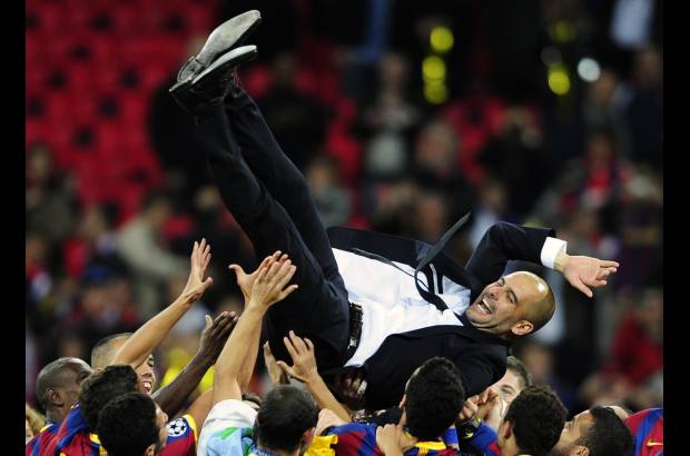 AP - Cuando mejor pintaba la cosa para el Barcelona, Manchester igualó rápidamente y se dio una inyección de confianza. Siete minutos después del zarpazo de Pedro, Wayne Rooney recuperó un balón dividido tras un saque de banda, tiró una pared con Ryan Giggs y el artillero inglés remató con potencia y colocación al ángulo derecho de Víctor Valdés.