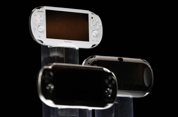 Reuters - La consola cuenta con una peque&#241;a tarjeta con memoria flash capaz de almacenar t&#237;tulos de software, complementos para juegos y de guardar datos de las partidas.