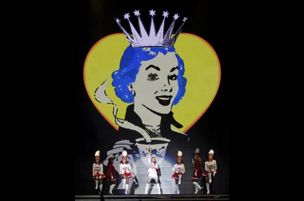 Reuters - Durante la primera media hora, el público ha observado con la boca abierta el espectáculo, incapaz de asimilar la enorme cantidad de estímulos visuales y auditivos del montaje, que ha utilizado recursos cinematográficos, teatrales y de toda índole.