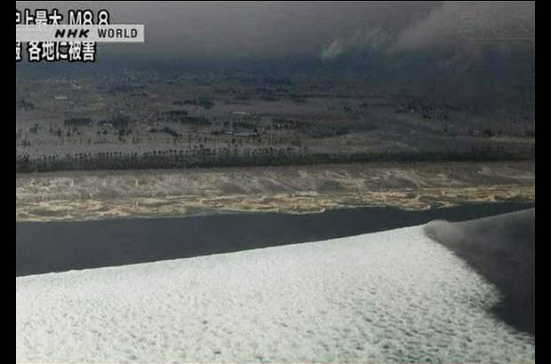 AP - El terremoto ocurrió a las 2:46 p.m. hora local (12:46 a.m. hora colombiana) y fue seguido por más de 50 réplicas, en su mayoría con una magnitud superior a 6.0, originando un tsunami.