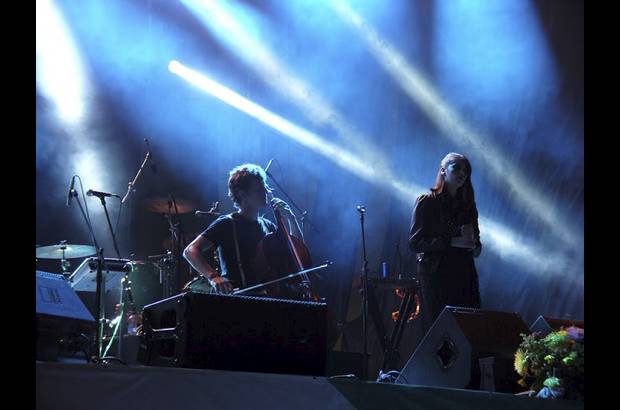 - Una puesta en escena muy distinta al m&#225;quinas live set ha presentado Mr. Bleat con Mat&#237;as Uribe en el chelo.
