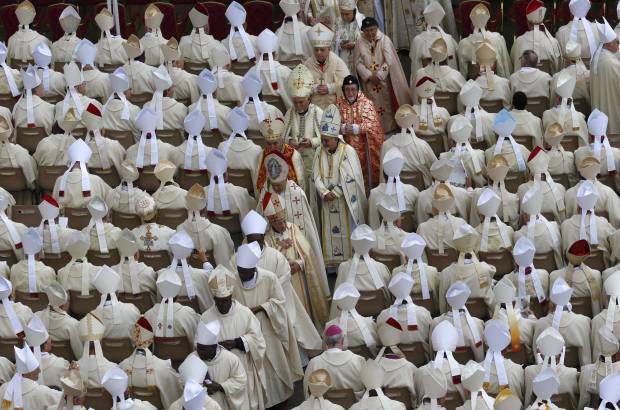 FOTO REUTERS - Cerca de 850 cardenales y obispos estaban presentes en la ceremonia en la que el Papa y 700 otros sacerdotes se encargaron de repartir la eucaristía.