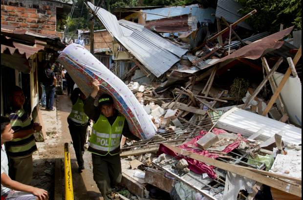 Esteban Vanegas - La emergencia, que oblig&#243; a la evacuaci&#243;n de 20 viviendas por riesgo inminente, se registr&#243; en la calle 58D con carrera 87.