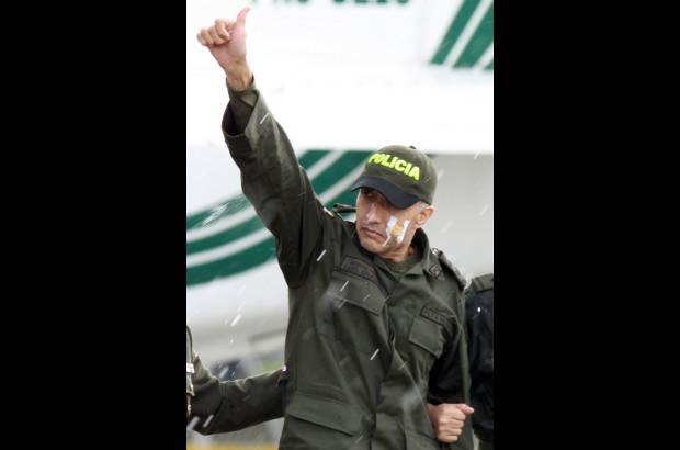 Ra&#250;l Palacios-Colprensa - El sobreviviente subi&#243; directamente a una ambulancia, en la misma pista del aeropuerto militar de Catam