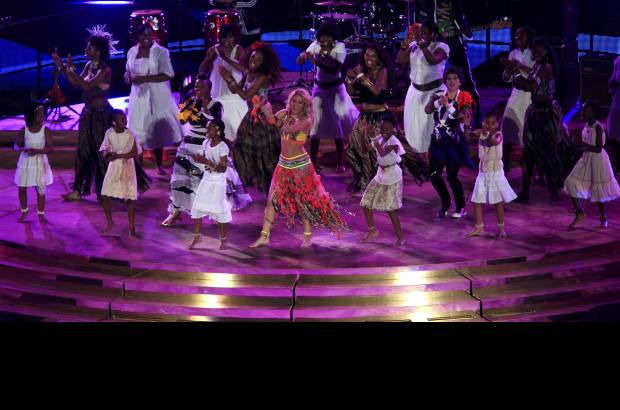 Reuters - Shakira descrest&#243; otra vez, al igual que en la ceremonia de inauguraci&#243;n, con el movimiento de sus caderas.