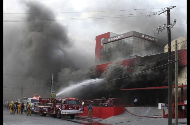 Reuters - En su cuenta en Twitter, el presidente Calderón calificó el ataque como un "aberrante acto de terror y de barbarie" y escribió que "estos repudiables actos nos obligan a todos a perseverar en la lucha contra esas bandas de criminales sin escrúpulos".