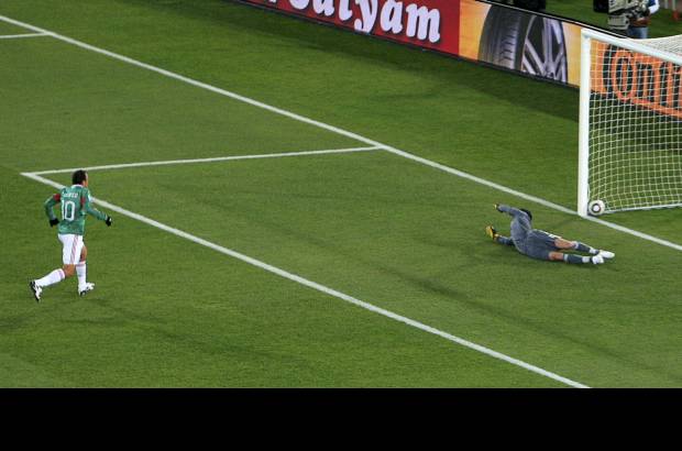 Reuters - El delantero Cuauhtémoc Blanco se convirtió en el primer futbolista de México que anota en tres fases finales de la Copa del Mundo, al marcar de penalti el segundo gol del triunfo por 2-0 sobre Francia.