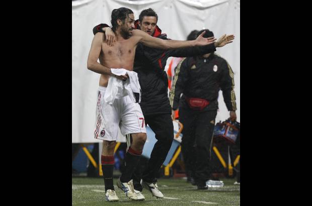 Reuters - Las ocasiones m&#225;s claras del Milan llegaron por intermedio de dos cabezazos del colombiano Mario Alberto Yepes, que fueron bien contenidos por el brasile&#241;o Gomes.