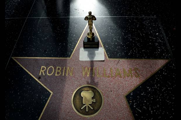 AFP - Su estrella, ubicada en el Paseo de la Fama de Hollywood, se llen&#243; de flores, retratos y una imitaci&#243;n de la estatua de los &#211;scar, que gan&#243; en 1997.