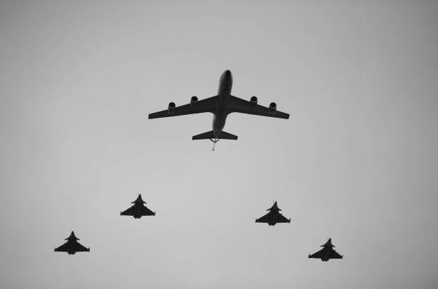 AFP - Entre los aparatos exhibidos en vuelo sobre las calles de París se contó el Mirage F1CR, que tras cuarenta años de servicio efectuó su último despegue y en adelante solo se utilizará para ejercicios de formación de pilotos.