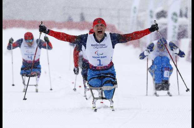 Reuters - Roman Petushkov de Rusia celebra su medalla de oro en los Juegos Paralímpicos de Invierno en Sochi, Rusia.