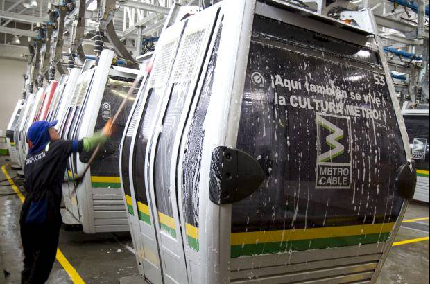 - Una vez por a&#241;o, siempre en la &#233;poca de Semana Santa y de Pascua, las l&#237;neas J, K y Cablearv&#237; son sometidas a trabajos de mantenimiento.