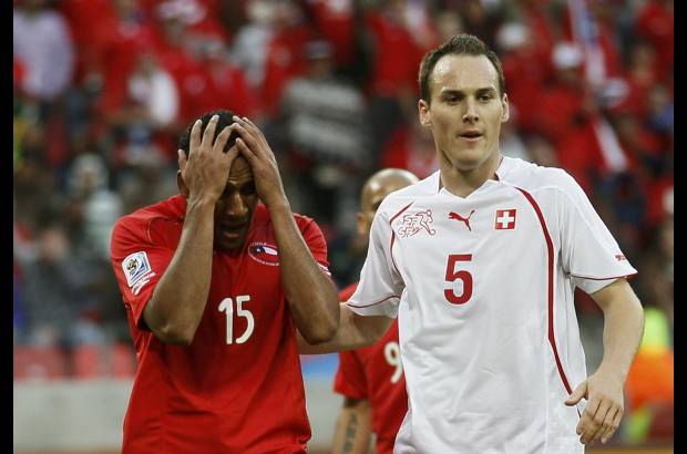 Reuters - A la selección chilena le costó, eso sí, tres cuartos de partido perforar la portería de Benaglio, ante una Suiza que jugó una hora con un hombres menos.