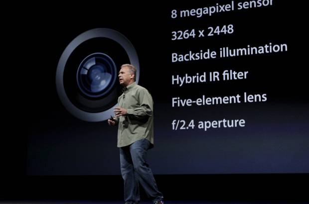 AP - Tiene una c&#225;mara de 8 megapixeles, que cuenta con una &#243;ptica avanzada que logra capturar un 40 por ciento m&#225;s r&#225;pida la imagen.