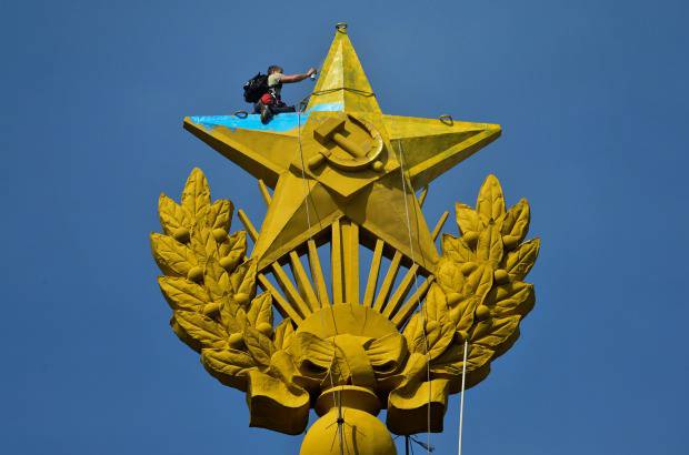 AFP - El rascacielos moscovita, de 176 metros de altura, es uno de los &#237;conos de la era sovi&#233;tica y se encuentra al este del Kremlin. Aunque la estrella que corona la edificaci&#243;n es dorada, se le llama la &quot;estrella roja&quot;, en alusi&#243;n a la revoluci&#243;n comunista. Manifestantes escalaron el edificio y pintaron la estrella con los colores nacionales de Ucrania. 4 personas fueron detenidas por el hecho.