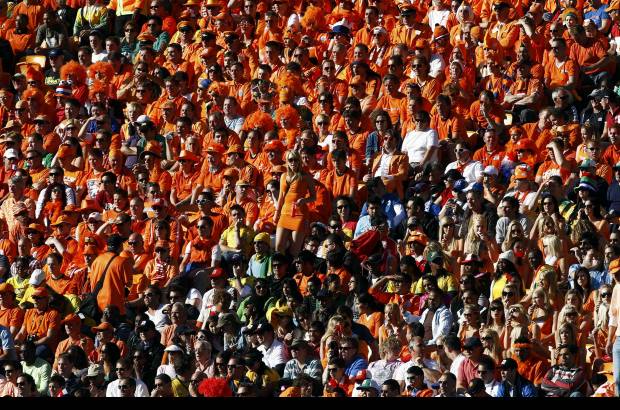 Reuters - El color naranja fue el protagonista del noveno encuentro del Mundial 2010, el partido que disputaron las selecciones de Holanda y Dinamarca.