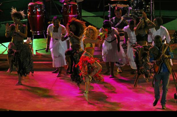 Reuters - Al ritmo de Waka Waka, Shakira puso a vibrar este domingo el estadio Soccer City en el espect&#225;culo art&#237;stico de clausura del Mundial de Sud&#225;frica 2010.