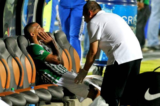 JUAN ANTONIO S&#193;NCHEZ - Macnelly Torres tambi&#233;n tuvo que ser sustituido por un tir&#243;n en el minuto 29 del segundo tiempo.