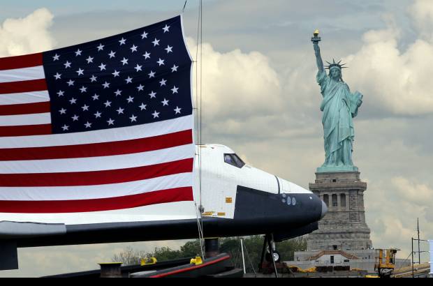 Reuters - Durante la traves&#237;a por el r&#237;o, el legendario transbordador pas&#243; por delante de la Estatua de la Libertad, uno de los iconos de Nueva York, y frente al World Trade Center, donde contin&#250;an las obras de construcci&#243;n de los rascacielos que sustituir&#225;n a las Torres Gemelas en la silueta de Manhattan.
