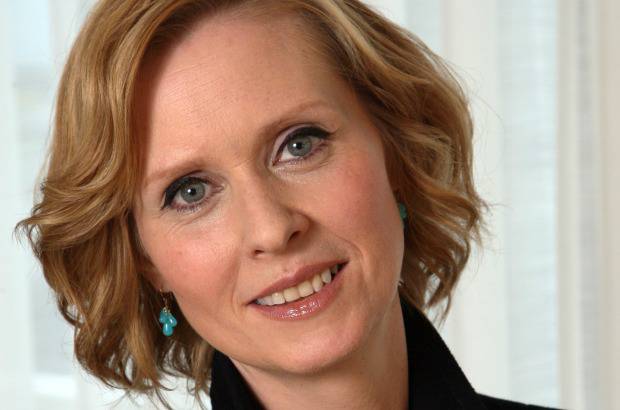 AP - Cynthia Nixon, la afamada abogada Miranda Hobbes de Sex and the City, desde los 35 a&#241;os se practicaba mamograf&#237;as, por antecendentes de su familia. Esto le permiti&#243; identificar la enfermedad a tiempo y superarlo. Hoy por hoy, apoya a una organizaci&#243;n que ayuda a las mujeres con &#233;sta enfermedad.