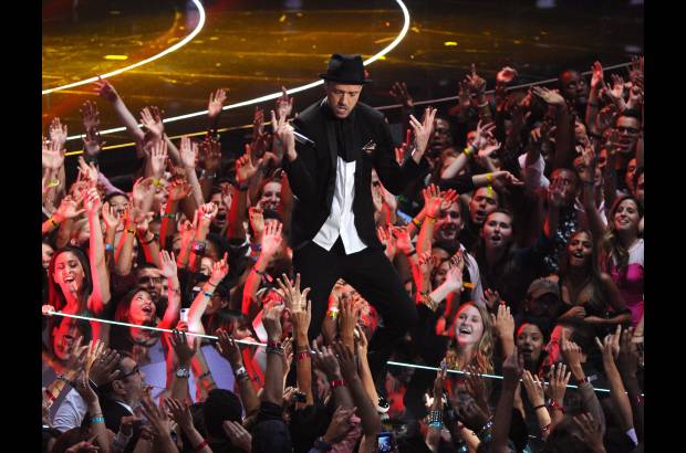 AP - Justin Timberlake se presenta en los Premios MTV. Fue el ganador de la noche.