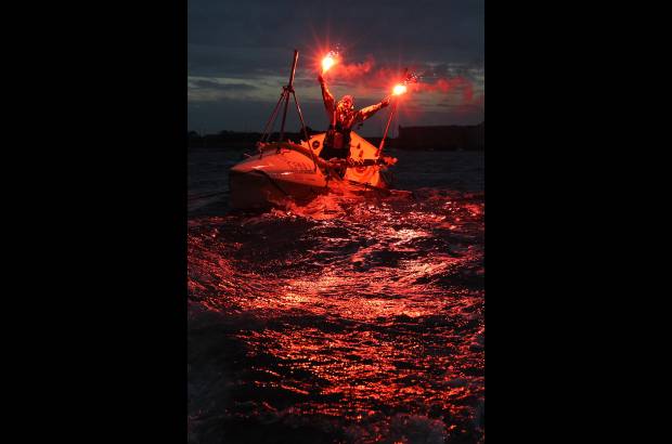 AP - Mylene Paquette es la primera mujer norteamericana que rema en solitario a trav&#233;s del Atl&#225;ntico Norte. Dej&#243; Halifax hace poco m&#225;s de cuatro meses en un barco de 7.3 metros de altura y lleg&#243; a Lorient, Francia esta semana.