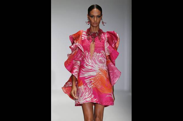 Foto Reuters - La compa&#241;&#237;a de art&#237;culos de lujo Gucci present&#243; su nueva colecci&#243;n, en la Semana de la Moda de Mil&#225;n, Italia. Una propuesta con colores fuertes, vibrantes y energ&#233;ticos.