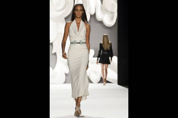 Reuters - Herrera, una de las agujas m&#225;s asentadas de la moda neoyorquina, dio a sus apuestas una nueva silueta, con el talle un poco m&#225;s alto y las faldas m&#225;s largas, muy fluidas y con mucho movimiento.