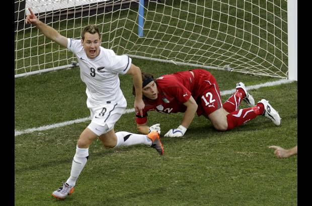 AP - El neozelandés Shane Smeltz sorprendió al campeón del mundo a los siete minutos al abrir el marcador.