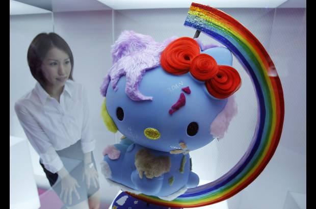 Reuters - En la Casa de Hello Kitty, ubicada en Tokio, Japón, se exhiben muñecas de la popular gata que serán subastadas para recoger fondos destinados a los damnificados del terremoto y posterior tsunami.