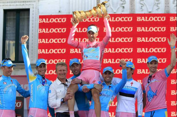 Reuters - Vincenzo Nibali con la camiseta rosa y el trofeo de campeón acompañado por los miembros del equipo Astana.