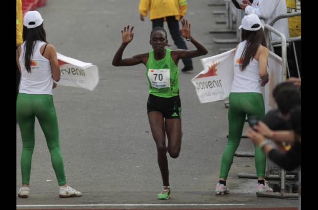 Reuters - Entre las damas, la m&#225;s r&#225;pida fue Joyce Chepkirui, quien registr&#243; un tiempo de una hora, 13 minutos y 34 segundos, seguida de sus compatriotas Mare Dibaba y Emily Chebet.